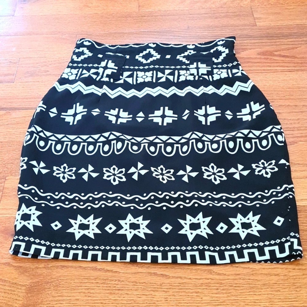 Black & white pattern skirt